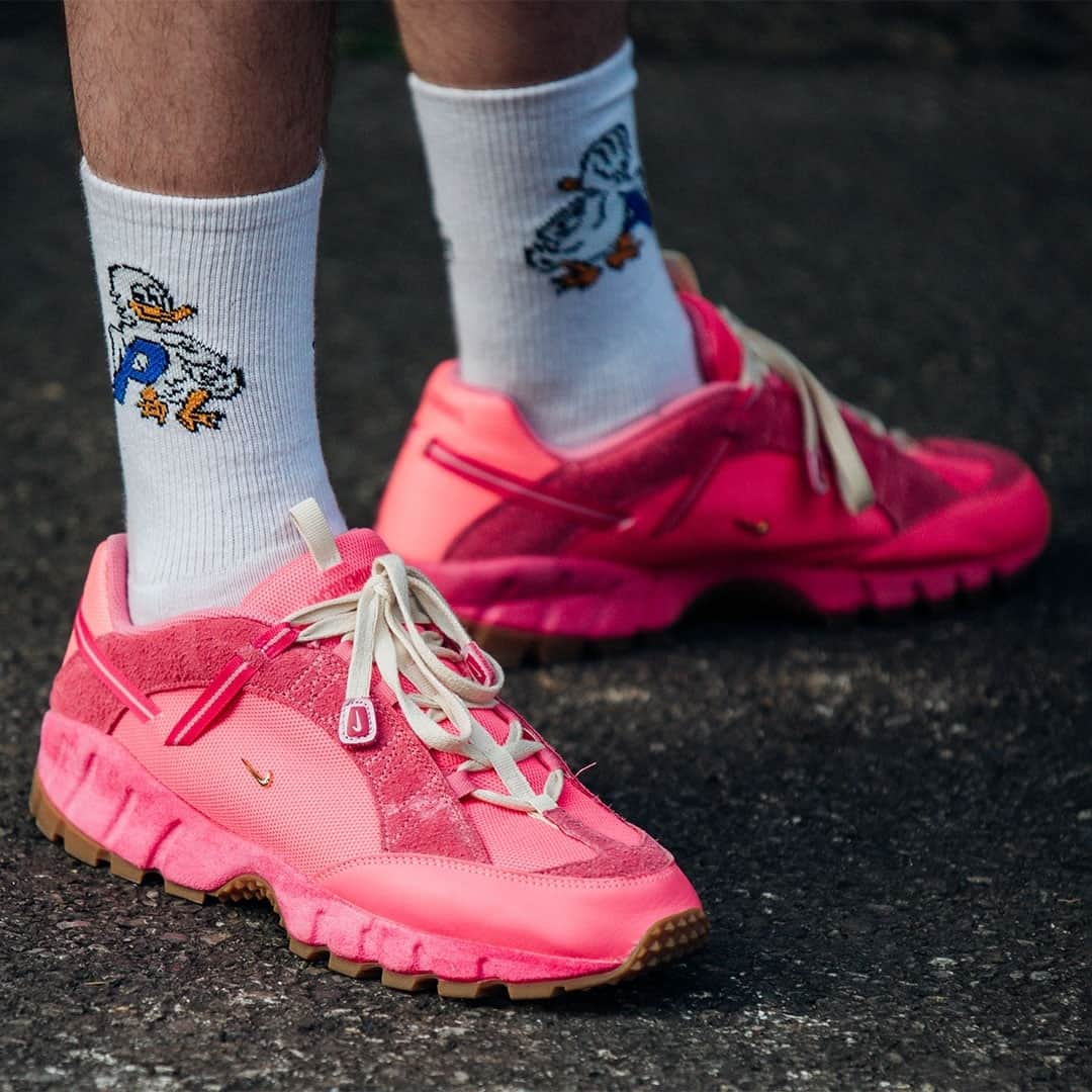 HYPEBEASTさんのインスタグラム写真 - (HYPEBEASTInstagram)「@hypebeastkicks: This season at Milan Fashion Week, comfort was key when it came to footwear. Showgoers favored sneakers from @balenciaga, @salomonsportstyle, and more while the @jw_anderson x @wellipets Frong Clogs were also spotted. Of course, a variety of @nike collaborative silhouettes were also present, from the @commedesgarcons Air Sunder Max to the @jacquemus Humara LX.⁠ ⁠ Swipe to get a closer look at what the city was wearing.⁠ Photo: Jimin Jeon/Hypebeast」6月20日 21時45分 - hypebeast