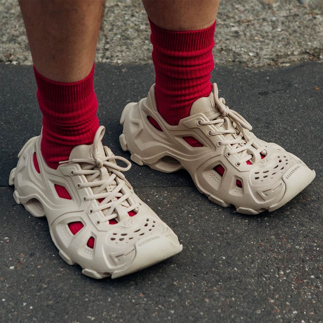 HYPEBEASTさんのインスタグラム写真 - (HYPEBEASTInstagram)「@hypebeastkicks: This season at Milan Fashion Week, comfort was key when it came to footwear. Showgoers favored sneakers from @balenciaga, @salomonsportstyle, and more while the @jw_anderson x @wellipets Frong Clogs were also spotted. Of course, a variety of @nike collaborative silhouettes were also present, from the @commedesgarcons Air Sunder Max to the @jacquemus Humara LX.⁠ ⁠ Swipe to get a closer look at what the city was wearing.⁠ Photo: Jimin Jeon/Hypebeast」6月20日 21時45分 - hypebeast