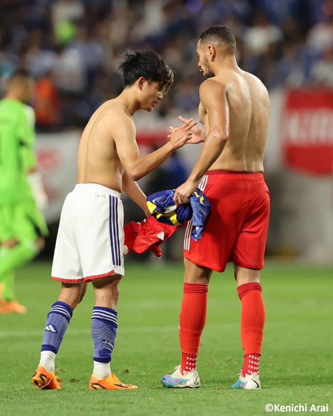 Goal Japanさんのインスタグラム写真 - (Goal JapanInstagram)「久保建英 🤝 カジェンス ペルー戦後、同じくラ・リーガでプレーする #カジェンス (ジローナ所属) とユニフォームを交換した #日本代表 の #久保建英。(Photo: Kenichi Arai)  #soccer #football #kirinchallengecup #kirinchallengecup2023 #samuraiblue #japan #daihyo #takefusakubo #callens #サッカー #フットボール #キリンチャレンジカップ #キリンチャレンジカップ2023 #⚽」6月20日 21時45分 - goaljapan