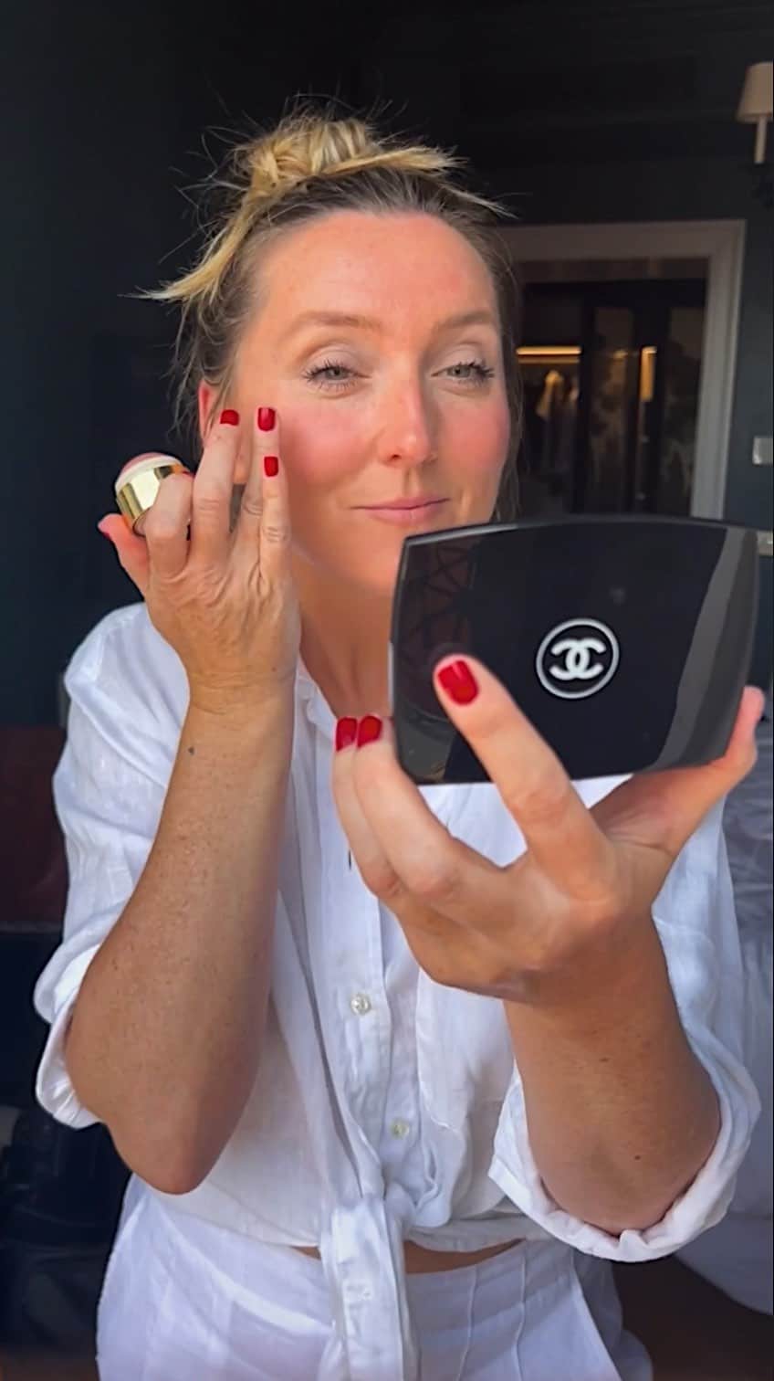 JO BAKERのインスタグラム：「Get ready with me… a little light Summer daytime makeup that will take me from working daytime wearing all white into working nighttime wearing all black for the premiere of #missionimpossible #deadreckoning #🇮🇹 #rome  🇮🇹 1. Simple swipe of matte beige to enhance and bring light to my brow bone using #desertroadtrip palette @bakeupbeauty  🇮🇹 2. A soft color wash of pale matte pale grey shadow all over the lid (same palette as above)  🇮🇹 3. Inky spidery lashes with a beefy long lasting mascara.  🇮🇹 4.  Soft pretty natural flush on cheeks and lip using @merit cheek thing in #beverlyhills  🇮🇹  Simple… #makeupoftheday that takes you from day to night with a soft modern uncomplicated easy to follow steps !!  #jobakermakeupartist #makeupaddict #makeuplover #makeupartist #summermakeup #rome #wheninrome #🇮🇹 #bakeupnotmakeup」