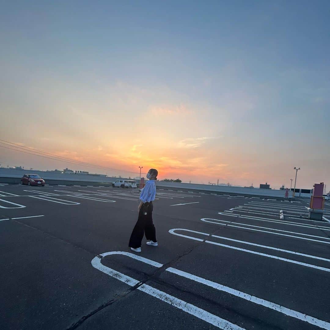 喜田純鈴のインスタグラム：「こーゆー空の色が大好きです🥀」