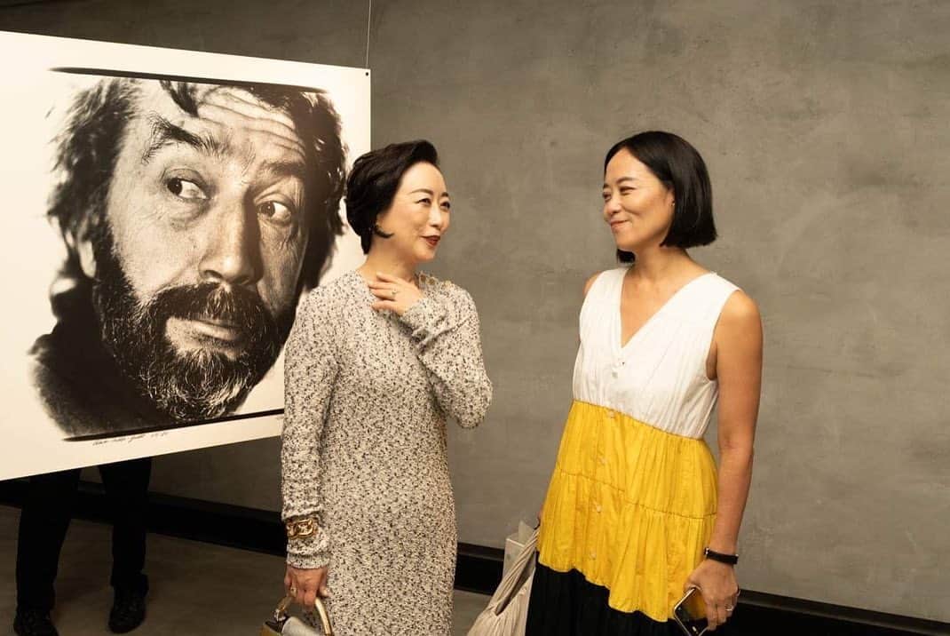 HiRAO INCのインスタグラム：「. 生きざまを捉える天才 田原桂一氏の個展「存在」  田原さんに私は生前にお会いしたことがなく 博子さんを通じて、こうして彼に会えている 肉体としての存在は無いけれど エネルギーとしての存在は凄く強い それは、博子さんの田原さんへの愛の強さなのかもしれない こんな風な世界を2人でみていたのね🤍 @hiroko0131tahara   人の想いを伝えたくて、PRと言う仕事を生涯の仕事に選んだ私 今回の展覧会では、特に地下に展示されているクリスチャン・ボルタンスキーやヨーゼフ・ボイスなど、世界的な巨匠を被写体にした「Portrait」シリーズに心奪われました パッションを感じる写真たち ぜひ会議中足を運んでみてください  #√K Contemporary」