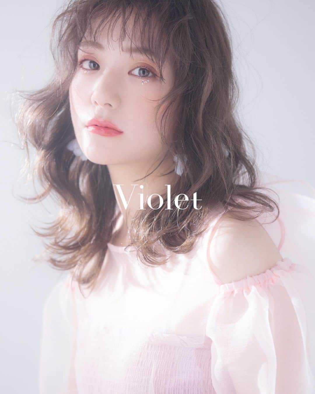 前原穂高のインスタグラム：「たまには、本気のヘアスタイリングを🐰 この本気から全てが始まってる  #美容室Violet #艶感 #くびれ #外ハネ #コテ風パーマ #韓国ヘアー #髪質改善トリートメント #ヨシンモリ #外ハネパーマ #くびれセミディ #ウルフ #寒色系カラー #ふわミディ #シースルーバング #小顔カット #大人可愛い #ハイライト #前髪カット #斜めバング #かきあげバング #ほだかっと #ほだからー #前原穂高」
