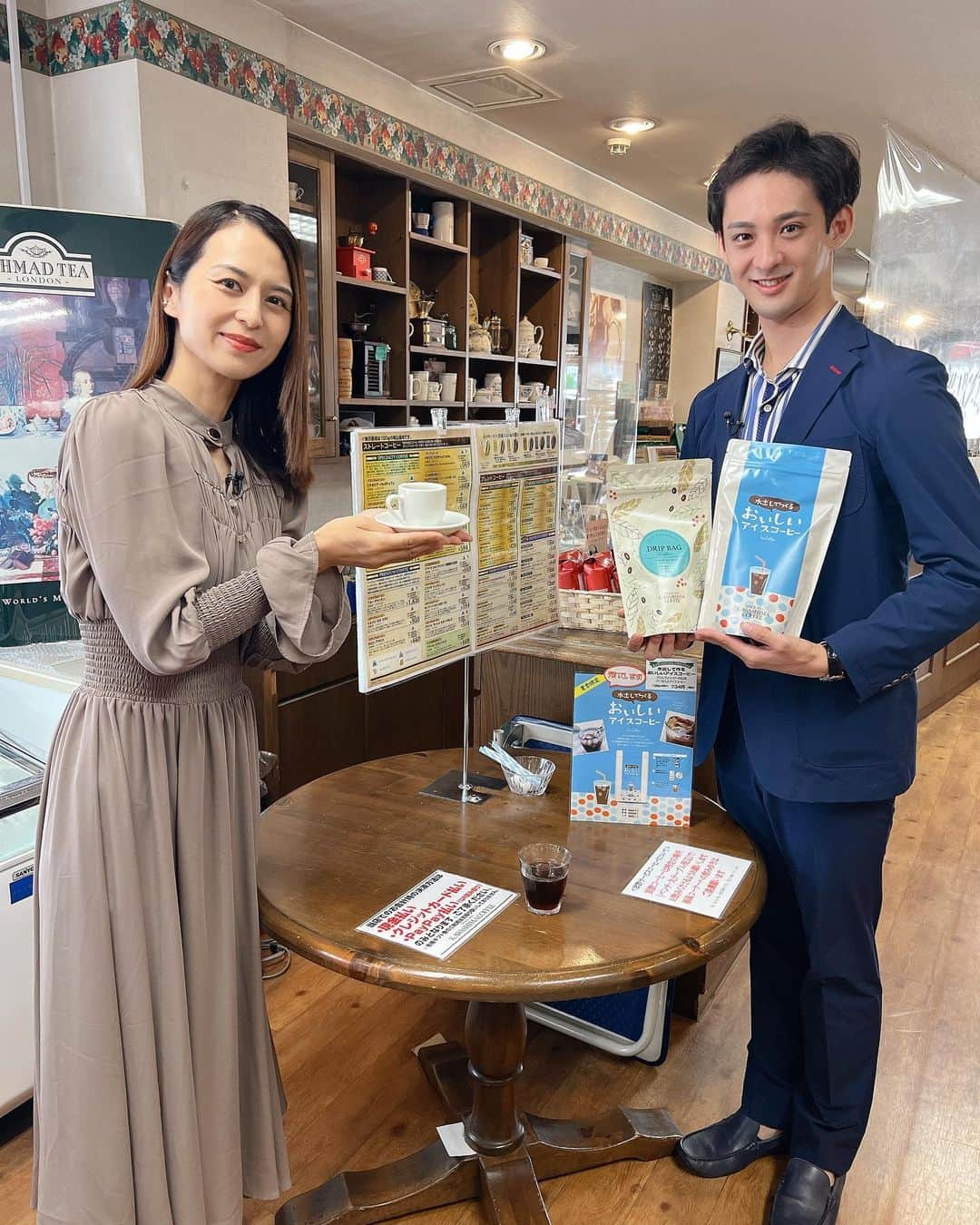 井川絵美のインスタグラム：「・ ・ 📍コーヒー乃川島　川合店 ・ 創業70年の老舗コーヒー専門店を取材させていただきました🎤 駐車場に着いた瞬間からコーヒー豆を煎るいい香り☕️♡ 試飲させていただいて、撮影後にちゃっかりカワシマブレンドをお買い上げ😉 6/30  SBSテレビsoleいいねでOAです📺 ぜひご覧下さい〜✨ ・ #コーヒー乃川島 #静岡市 #SBSテレビ  #soleいいね」