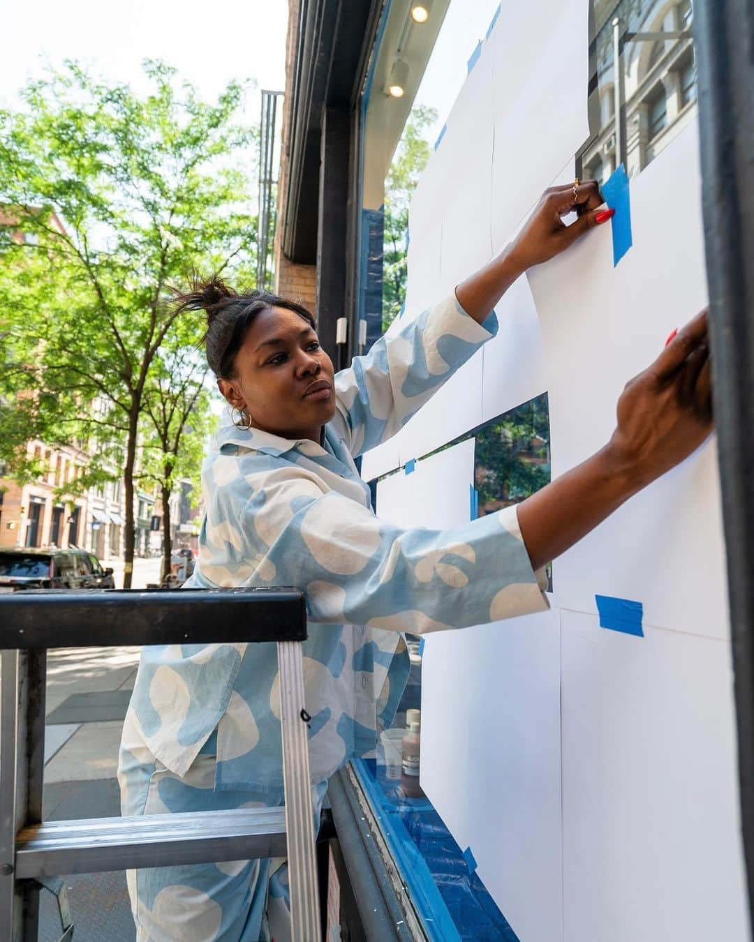 マリメッコさんのインスタグラム写真 - (マリメッコInstagram)「Pride-themed art installations have taken over selected Marimekko store windows in Helsinki, New York, and Bangkok. Our New York collaboration introduces you to Shanée Benjamin.  With almost a decade of design experience, Shanée has made the leap into digital illustration, focusing on passionately telling the stories of LGBTQIA+ people of color.   Shanée’s artwork can be found in Marimekko New York on 97 Wooster Street. Join the Pride Month celebrations in the comments and enhance your special moments on socials using our new Sateenkaari Unikko (rainbow poppy) GIF stickers. Let's share the love! The New York Pride parade takes place on Sunday, June 25.   Learn more—link in bio. #marimekko #pride #newyork #marimekkony」6月20日 21時50分 - marimekko