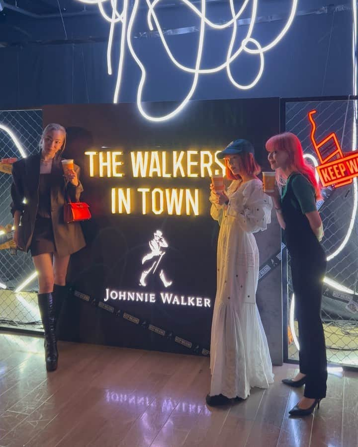 菅沼ゆり（ゆりっぱ）のインスタグラム：「音楽とアートが楽しめるカルチャーイベント「THE WALKERS IN TOWN 」へ遊びに行ってきました🚶  @johnniewalkerjapan  ハイボールを片手に🥃 みんなで乾杯っ  明日から1週間(6/26まで) スペシャルライブも豪華で どの日行っても心地いい夜になりそう🫧  #THEWALKERSINTOWN  #ジョニーウォーカー #pr」