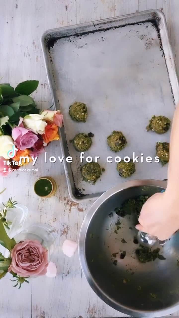 キャンディス・クマイのインスタグラム：「My Matcha 🍵Dark Chocolate🍫Chip Cookies🍪 from @selenagomez & chef on @streamonmax @onmaxpop  our most popular recipe of the past three years xx 😘 (PS a new cookbook *might* be coming - juicy🍑)  THE BEST VEGAN MATCHA CHOCOLATE CHIP COOKIES Ingredients:  1/4 -1/3  cup unrefined coconut oil 1 teaspoon vanilla extract 1/3 cup organic sugar 1 medium ripe banana, mashed 1 cup gluten-free flour ½ teaspoon baking powder ¼ teaspoon sea salt 1 tablespoon @matchalove powder 1 cup organic rolled oats 1 cup dark chocolate chips  full recipe on CandiceKumai.com & buy Kintsugi Wellness now for the full ramen recipe tooooo!」