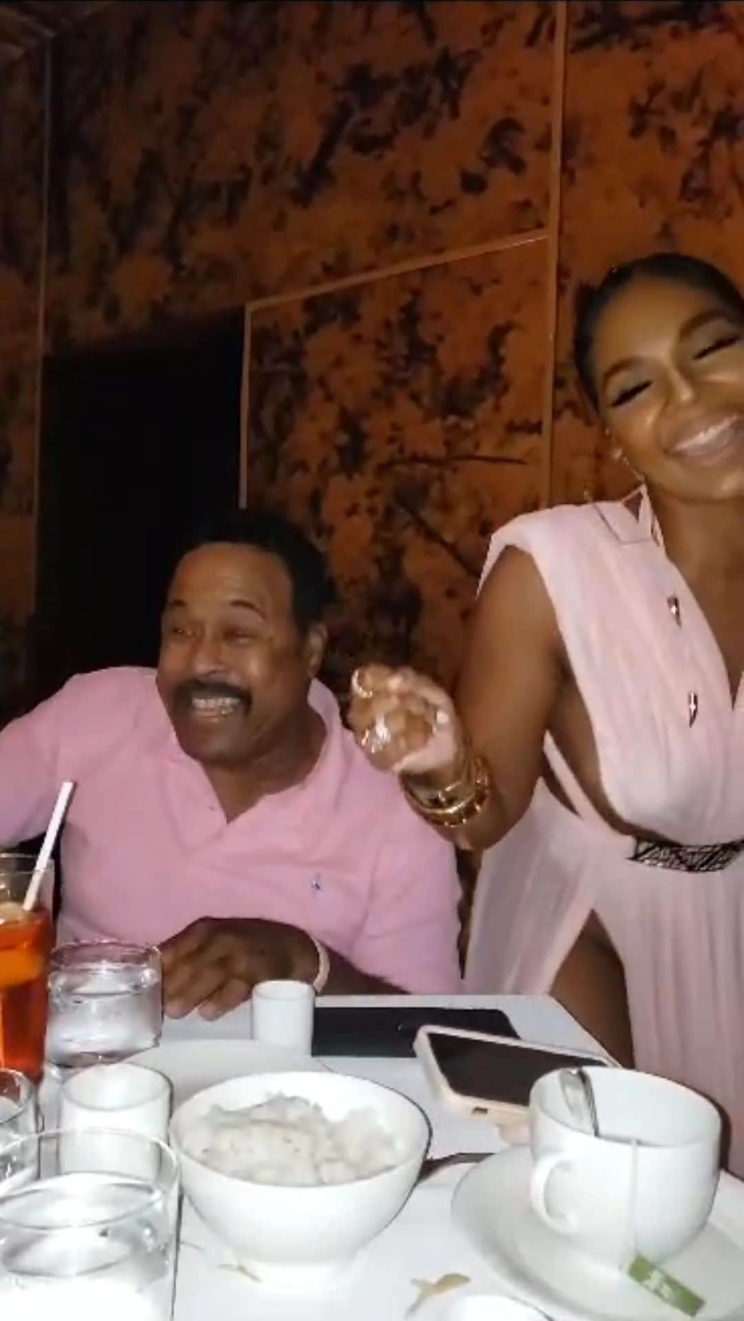 アシャンティのインスタグラム：「I’m a lil late but I was looking for this video!!!🤣🤣🤣🤣Screaming Happy Father’s Day to the best Dad ever! Thanku for always being  such a tremendous part of my life.. from all the elementary school dance recitals to the sold out Prudential arena’s!! The funniest man I know!!! Love u Dad!!!!! ❤️❤️❤️❤️🤗🤗🤗🤗 Happy Father’s Day to all the Amazing Father’s out there!!!!」