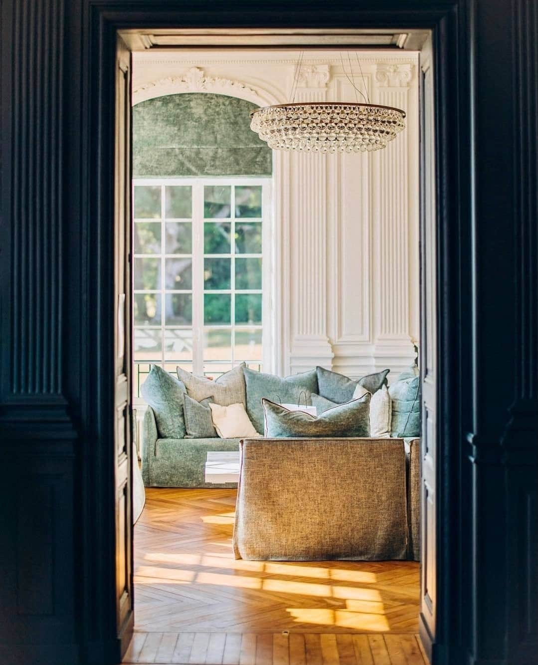 のインスタグラム：「Beauty and charm in Bretagne \ Our Indoor collections have been chosen to furnish the classy Château Les Garennes, a SPA hotel nestled along the picturesque Breton Riviera.⁠ ⁠ 📷 @chateaulesgarennes ⁠ ⁠ ⁠#gervasoni1882 #chateaulesgarennes #hoteinterior #coastalluxury #bretagnehospitality #designinspiration #paolanavone」