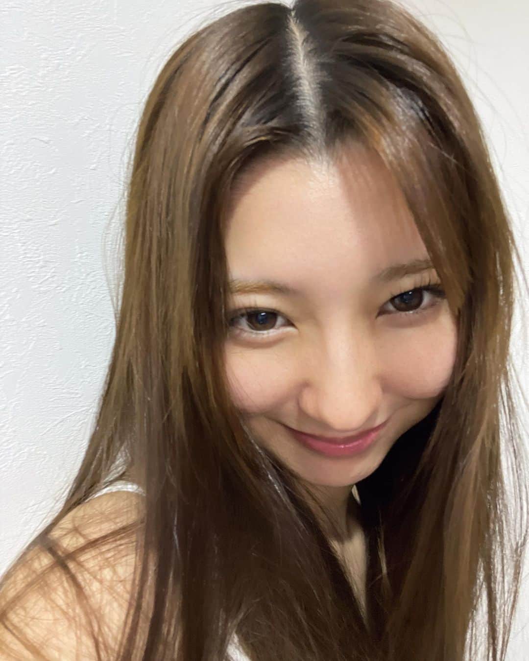 のインスタグラム：「久々に前髪分けてみた𓂃𓈒𓏸︎︎︎︎ 🪿」