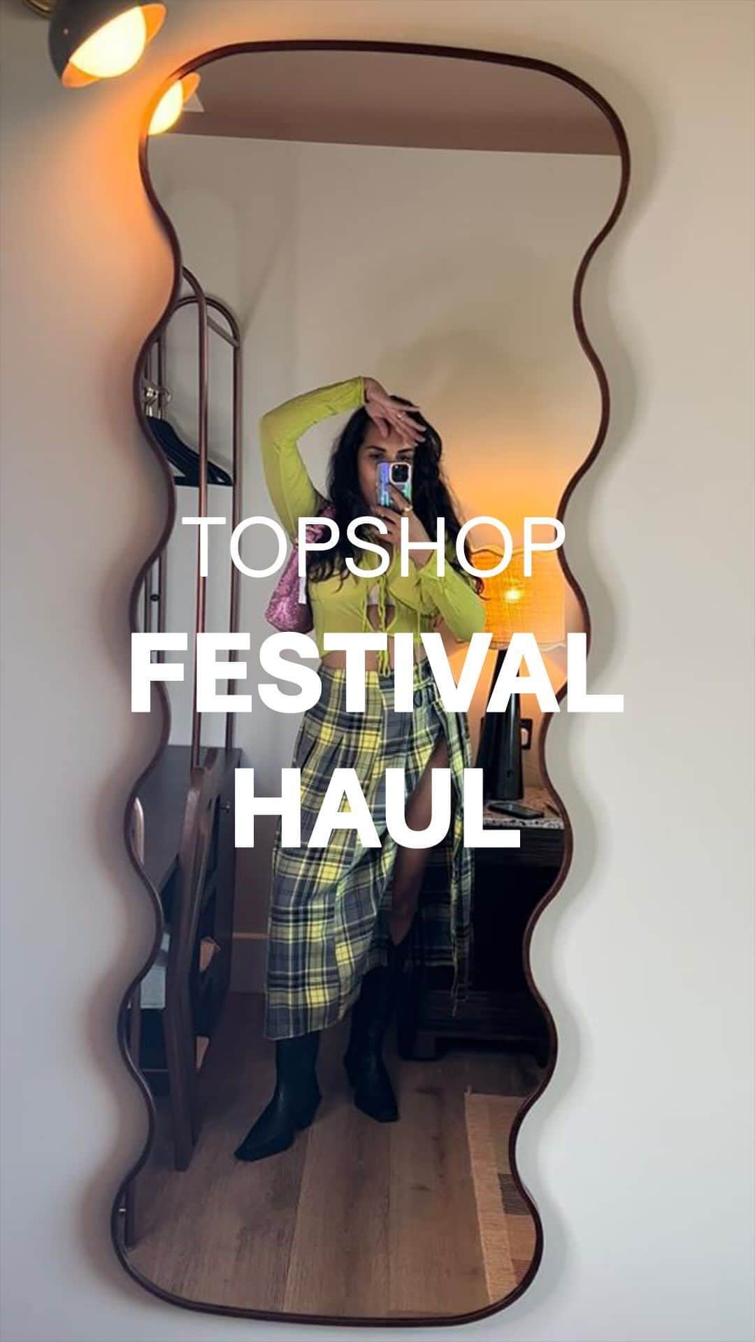 トップショップのインスタグラム：「GUYSSSS the biggest Festival ever is upon us this week 🕺🏽🕺🏽 I had to do a try on haul with @topshop and build some cute looks for the weekend (adjustable to all weather conditions obvi 🤣) 💘 let you know what outfit is your fave and get shopping !! ☺️☺️☺️☺️☺️☺️」