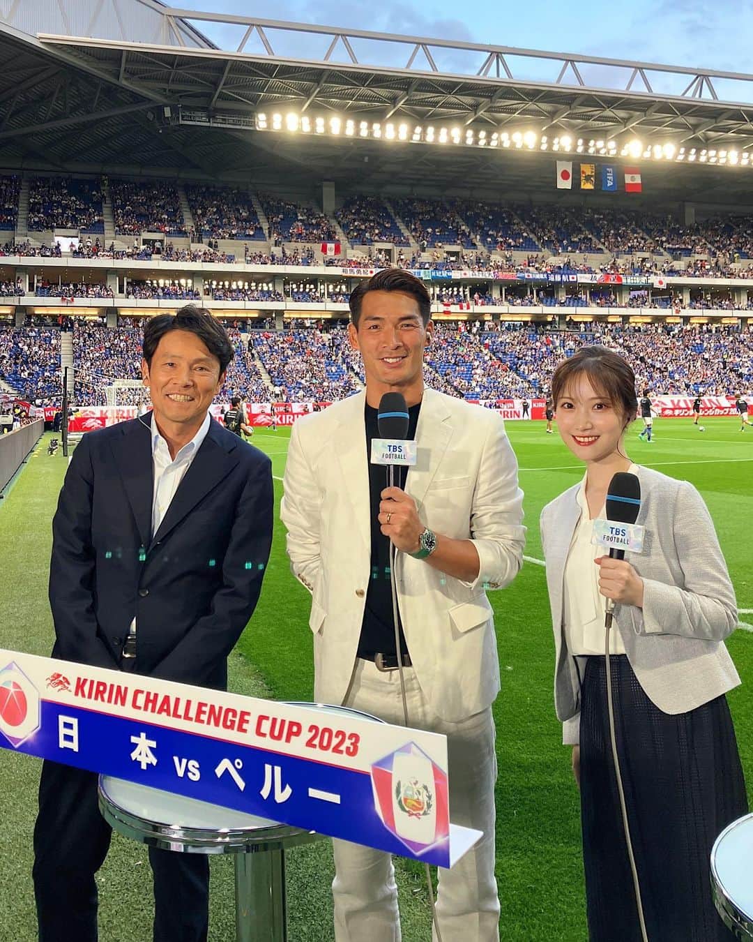 のインスタグラム：「. サッカー日本代表⚽️  キックオフMCを 福田正博さん・槙野智章さんと お伝えしました！  この仕事に就く前からずっと テレビ越しにサッカーを観ているので  この場に立たせていただき お二人とご一緒させていただいて 心の底から光栄でした。  満席の吹田スタジアムは 試合開始4時間前から大盛り上がり🔥 そして南米ペルー🇵🇪サポーターの熱気も 強烈なインパクトがあり 国際試合の素晴らしさを体感。  今日まで約一ヶ月の期間 メンバー発表から 森保監督、三苫選手、久保選手、堂安選手 などにインタビューさせていただき 練習や会見も取材し どれも実り多いものでした。  貴重な経験をありがとうございました。  #キリンチャレンジカップ #サッカー日本代表 #吹田スタジアム . . . .」