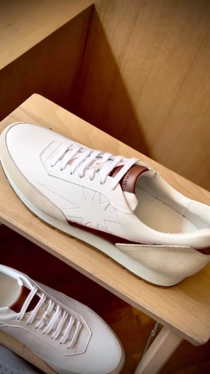 コルテのインスタグラム：「Versatility and comfort are two of the key characteristics we all look for in shoes: but what about a shoe for standing all day that is versatile, comfortable, and stylish? The classic Carl white sneaker ticks all those boxes (and more). . . Available online on www.corthay.com and in stores #corthay #whitesneakers  Video by @corthay_korea」