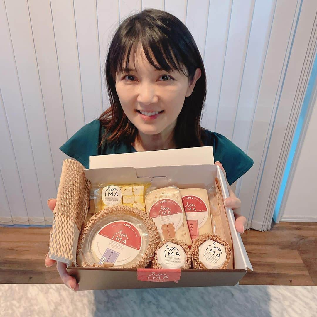 小池祥絵のインスタグラム：「栃木県から那須高原今牧場のJapancheeseAward2022受賞チーズセットが届きました。  栃木県は生乳生産量が北海道に次いで全国第2位！本州第1位なんです！  新鮮で最高なチーズを作るために「ミルクを運ばないこと」を大切にしている今牧場さんは、牛の搾乳室の隣にチーズ工房をつくり、牛乳を絞ってすぐチーズにする。 というこだわりのチーズ作りをしています。  今回いただいたのは、チーズのプロからお墨付きをいただいたという今牧場自慢のチーズセット。 🧀フレッシュチーズゆきやなぎ 🧀セミハードチーズみのり 🧀ウォッシュチーズりんどう 🧀茶臼岳オリーブオイル漬け 🧀熟成チーズなすの 個性豊かなバラエティーに富んだセットです。  2022年に開催されたJapancheeseAward2022にて、 茶臼岳が銀賞、なすのとゆきやなぎ塩入が銅賞を受賞しました👏  茶臼岳のオリーブオイル漬けはそのまま。 フレッシュなゆきやなぎはトマトと檸檬オリーブオイルと黒胡椒で。 なすのは蜂蜜と合わせて頂きました。  チーズに合わせて生ハムとサラミを買ってきて、今日の夕ご飯が待ちきれませんでした😆 美味しいチーズがあるとそれだけで豊かな気持ちになりますよね🧀 個人的には、なすのの蜂蜜添えにどハマりしました😋 濃い～チーズケーキのような味で、合わせる蜂蜜やジャムで色々な楽しみ方が出来そう🍯 周りが炭でまぶしてあるのも、美味しさや見た目が増していいですよね。 今牧場のチーズはお取り寄せも出来ますので是非一度味わってみてはいかがでしょうか✨  https://imafarm.base.shop/  #とちぎ未来大使  #栃木県 #那須町 #那須高原 #栃木県提供 #PR #とちぎ名物 #名産品 #チーズ #今牧場 #これからの季節冷やした白ワインに合わせたら最高 #🧀」