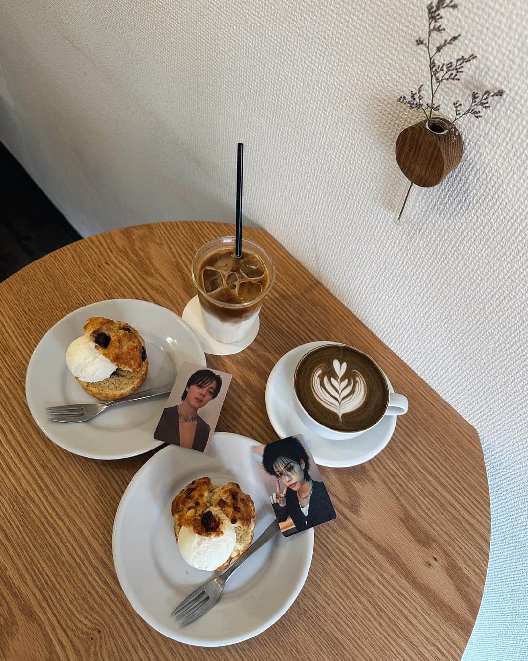 sayocoさんのインスタグラム写真 - (sayocoInstagram)「@finn_coffee ☕️🤎🤍  オシャレかわいくておいしい素敵なカフェ。！ スコーンのアイスサンドって初だったけど 最高の組み合わせだった🥰🫶 私はほうじ茶ラテと確かいちじくとホワイトチョコのスコーンにした♡  家用にコーヒー豆も買った🙃✌️  #韓国風カフェ#ジミンペン#ピリペン」6月20日 22時19分 - sayoco