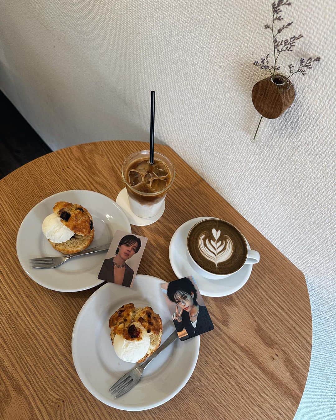 sayocoのインスタグラム：「@finn_coffee ☕️🤎🤍  オシャレかわいくておいしい素敵なカフェ。！ スコーンのアイスサンドって初だったけど 最高の組み合わせだった🥰🫶 私はほうじ茶ラテと確かいちじくとホワイトチョコのスコーンにした♡  家用にコーヒー豆も買った🙃✌️  #韓国風カフェ#ジミンペン#ピリペン」