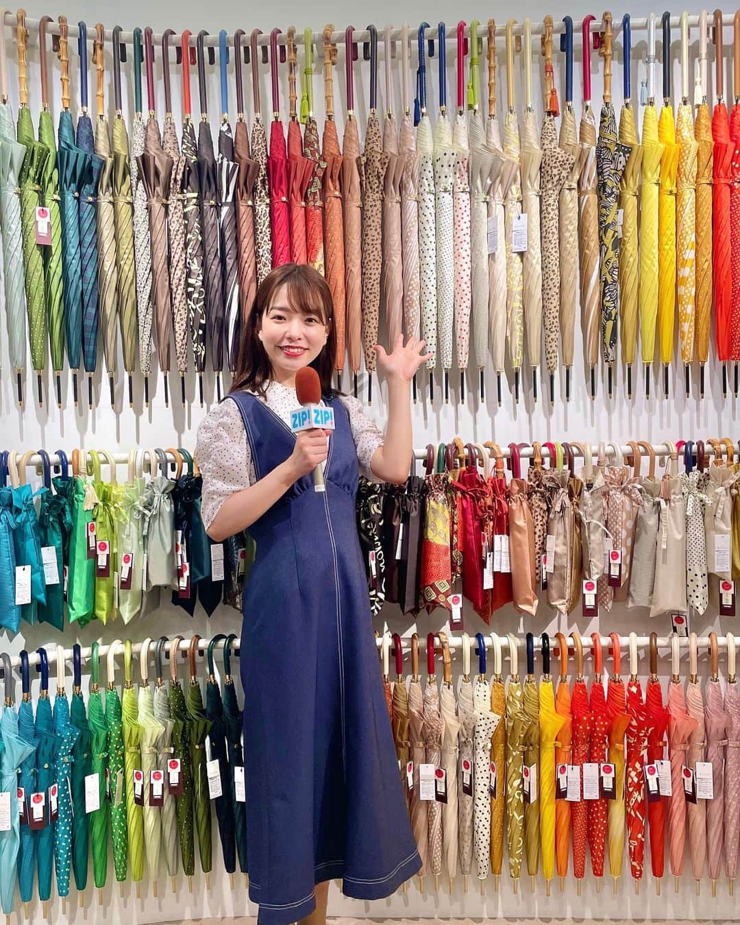 濱村春香のインスタグラム：「. 明日の #ZIP特集 は… 梅雨の必需品「傘🌂」  雨に濡れにくくなる賢い差し方とは？ 傘を傷めず効率的に水滴を落とす裏技があった！？ ついイライラしてしまう折り畳み傘の正しい畳み方も！  ⏰あさ7時20分ごろ  ぜひご覧ください👀 #ZIP」