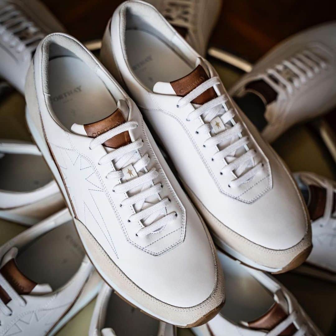 コルテさんのインスタグラム写真 - (コルテInstagram)「Versatility and comfort are two of the key characteristics we all look for in shoes: but what about a shoe for standing all day that is versatile, comfortable, and stylish? The classic Carl white sneaker ticks all those boxes (and more). . . Available online on www.corthay.com and in stores #corthay #whitesneakers  Photo by @corthay_korea」6月20日 22時15分 - maison_corthay