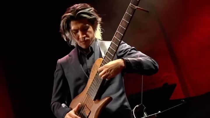 森田悠介のインスタグラム：「This sustained notes makes Bulerias essence very much I guess, came from open strings of guitars | 再生し続けると無限ブレリアだよ #flamenco #bass #bassguitar #adamovic #6stringbass #bajo #bajista #bassist #artist #bulerias #markbass #basssolo #ベース #ベースソロ #フラメンコ #ブレリア #suitstyle  @adamovicbasses @markbassamps @markbass_dvmark_jp  🎥 @spc_1997」