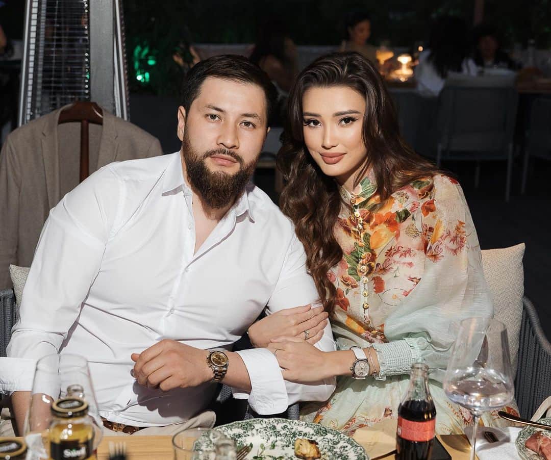 サビーナ・アルシンベコバのインスタグラム：「Будто молодожены 😅🥰  Так предупреждаем, в любое время можем удалить это фото и это ничего не значит 🤣  #mashaallah #family #husbandandwife #машааллах」
