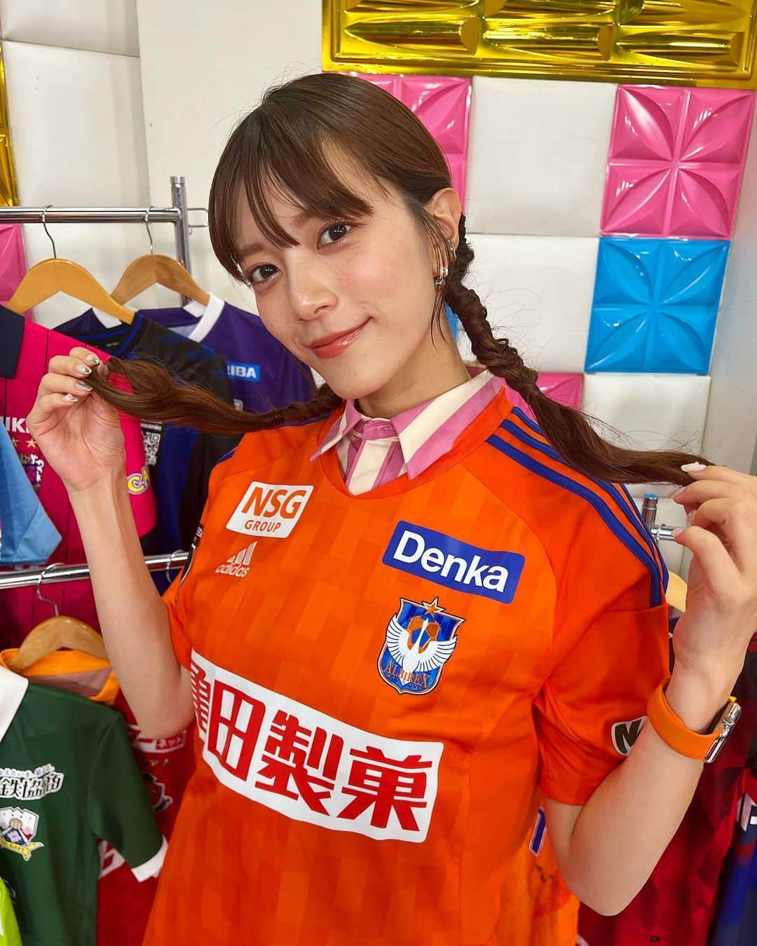 三谷紬さんのインスタグラム写真 - (三谷紬Instagram)「🧡💙 #アルビレックス新潟 🧡💙 ゴールパフォーマンスが本当に楽しいアルビレックス。 とにかく明るい安村さんのパフォーマンスを 早速取り入れていたりと 流行にも敏感でいつも楽しみにしています🫶 ああ、ビッグスワンに行ってみたい。 （もう何度目笑） * #アルビ#アルビレックス#新潟#albirex#nigata#niigata#ユニフォーム#ユニフォーム女子#uniform#jリーグ#jleague#j#league#soccer#football#サッカー#ゴールパフォーマンス#goal#ゴール#テレビ朝日#アナウンサー#三谷紬」6月20日 22時21分 - mitani_tsumugi