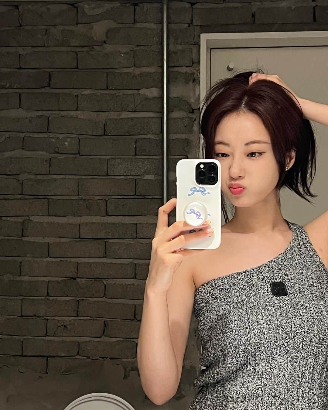 ギョンリ のインスタグラム：「지친심신엔 역시 수다🐰🩶」