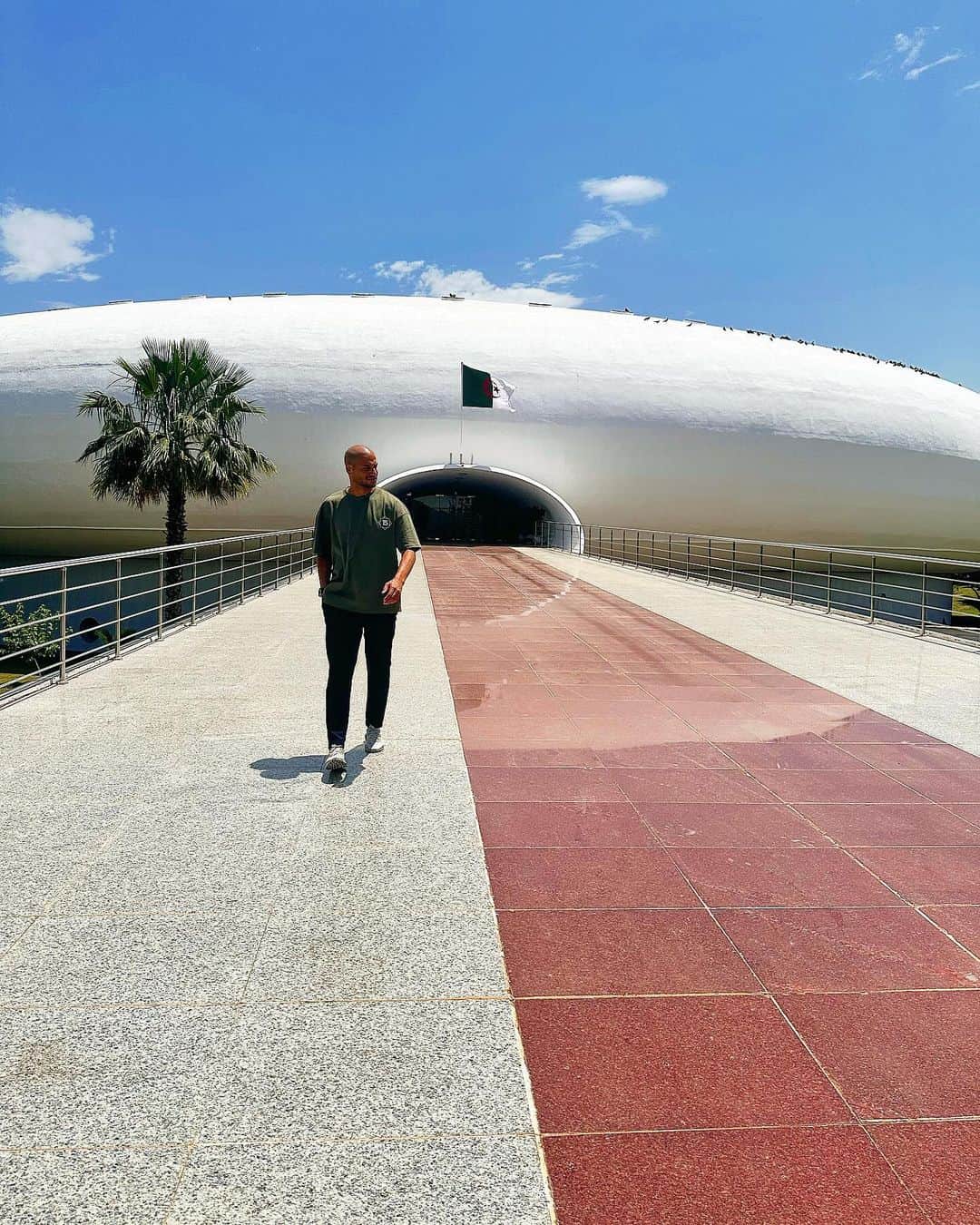 アドレーヌ・グェディウラさんのインスタグラム写真 - (アドレーヌ・グェディウラInstagram)「Atterrissage réussi sur la #planeteDZ 🇩🇿  À bord du #Dababaship 🛸  #lacoupole #5juillet #dababa #alger #elhamdulilah #allezlesverts」6月20日 22時22分 - adleneg17