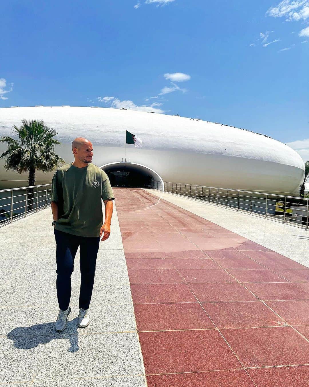 アドレーヌ・グェディウラさんのインスタグラム写真 - (アドレーヌ・グェディウラInstagram)「Atterrissage réussi sur la #planeteDZ 🇩🇿  À bord du #Dababaship 🛸  #lacoupole #5juillet #dababa #alger #elhamdulilah #allezlesverts」6月20日 22時22分 - adleneg17