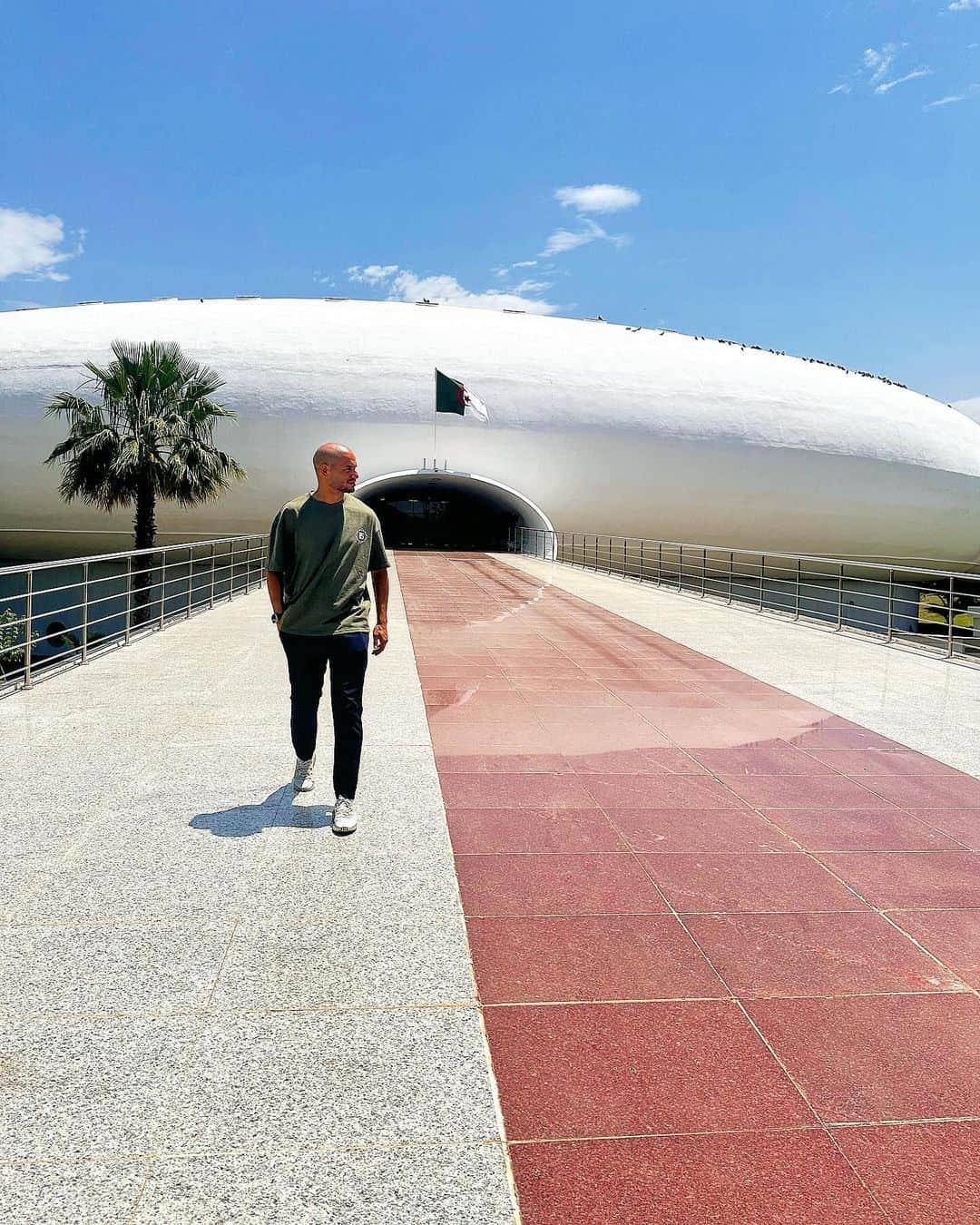 アドレーヌ・グェディウラさんのインスタグラム写真 - (アドレーヌ・グェディウラInstagram)「Atterrissage réussi sur la #planeteDZ 🇩🇿  À bord du #Dababaship 🛸  #lacoupole #5juillet #dababa #alger #elhamdulilah #allezlesverts」6月20日 22時22分 - adleneg17