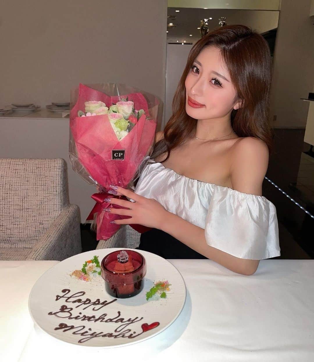 MIYABIのインスタグラム：「たくさんのお祝いメッセージやプレゼント🎁ホントにホントにありがとう御座いました🥹💜  言葉では表せないくらいの感謝の気持ちっ🫶  この幸せが、ずーっと続きますように💜💜💜  また１つ歳をとって進化したミヤビームも愛してくださいっ🙈  これからもよろしくねっ💋  #cyberjapan  #サイバージャパンダンサーズ  #ミヤビーム  #バースデープレート」