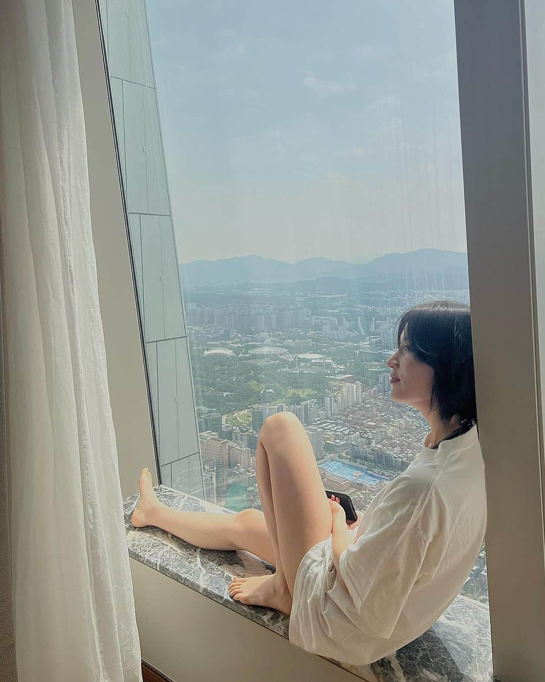 亜里沙さんのインスタグラム写真 - (亜里沙Instagram)「On the 90th floor @signielhotels  我還沒發完韓國旅行的照片👼 這是我跟朋友住的房間 就是在...九十樓 這麼高反而没那麼怕😀 景色好厲害🫶🏻✨  韓国で泊まったホテル #signiel のお部屋、90階（!!） 一体どこの国にいるのか分からない錯覚になりました。 高すぎると逆に怖くなくって、、ただただすごい眺め😀！ というかビルがレゴブロックのようでした笑 電波は時々どこかへいったよ🤣  たそがれあやちゃんがかわいい🧡 @sogawaayana 韓国投稿続きます🫶  #alisa_in_korea  #韓国 #ソウル #seoul #seoulkorea #seoultravel  #signiel」6月20日 22時36分 - alisa_0302