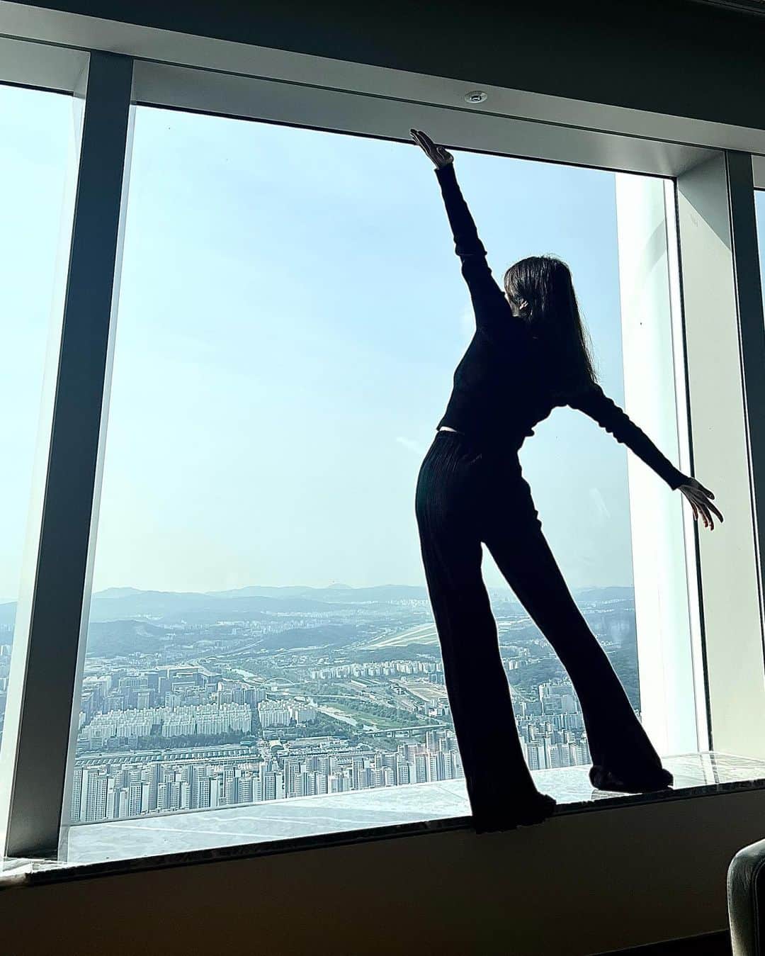 亜里沙のインスタグラム：「On the 90th floor @signielhotels  我還沒發完韓國旅行的照片👼 這是我跟朋友住的房間 就是在...九十樓 這麼高反而没那麼怕😀 景色好厲害🫶🏻✨  韓国で泊まったホテル #signiel のお部屋、90階（!!） 一体どこの国にいるのか分からない錯覚になりました。 高すぎると逆に怖くなくって、、ただただすごい眺め😀！ というかビルがレゴブロックのようでした笑 電波は時々どこかへいったよ🤣  たそがれあやちゃんがかわいい🧡 @sogawaayana 韓国投稿続きます🫶  #alisa_in_korea  #韓国 #ソウル #seoul #seoulkorea #seoultravel  #signiel」