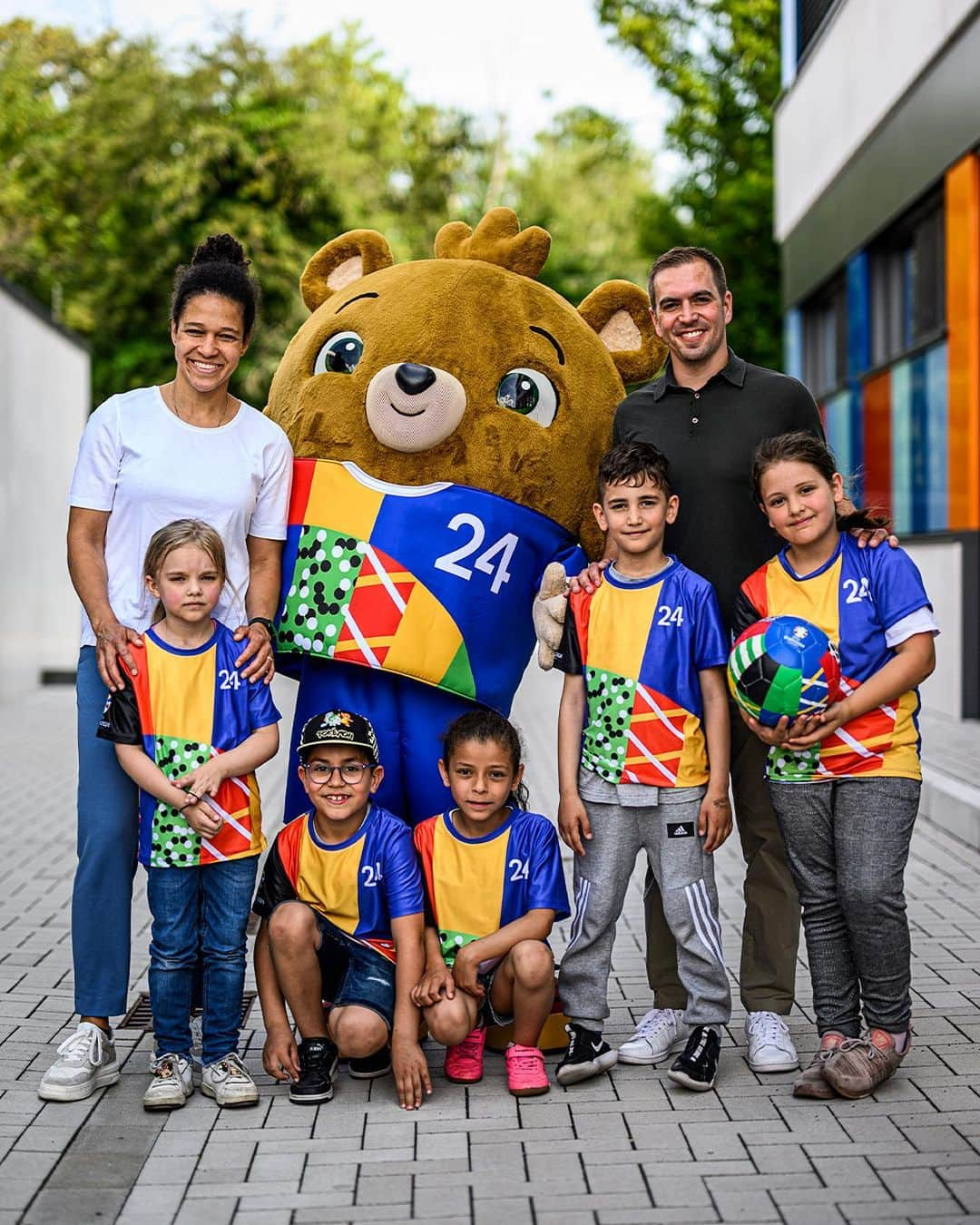 フィリップ・ラームのインスタグラム：「Fußball verbindet, fördert Bewegung, Spielfreude & Teamgeist. Das EURO 2024 Maskottchen soll Kinder inspirieren, einen aktiven Lebensstil zu leben und ihr volles Potenzial zu entfalten. Gerade im heutigen digitalen Zeitalter ist es wichtig, unsere Jugend dort abzuholen, wo sie einen Großteil ihrer Zeit verbringt. Fußball ist die Bewegung & der Nervenkitzel auf dem Platz, der Teamgeist und der Zusammenhalt in der Mannschaft sowie die Freude am Ball. Dafür steht auch das Maskottchen der UEFA EURO 2024.」