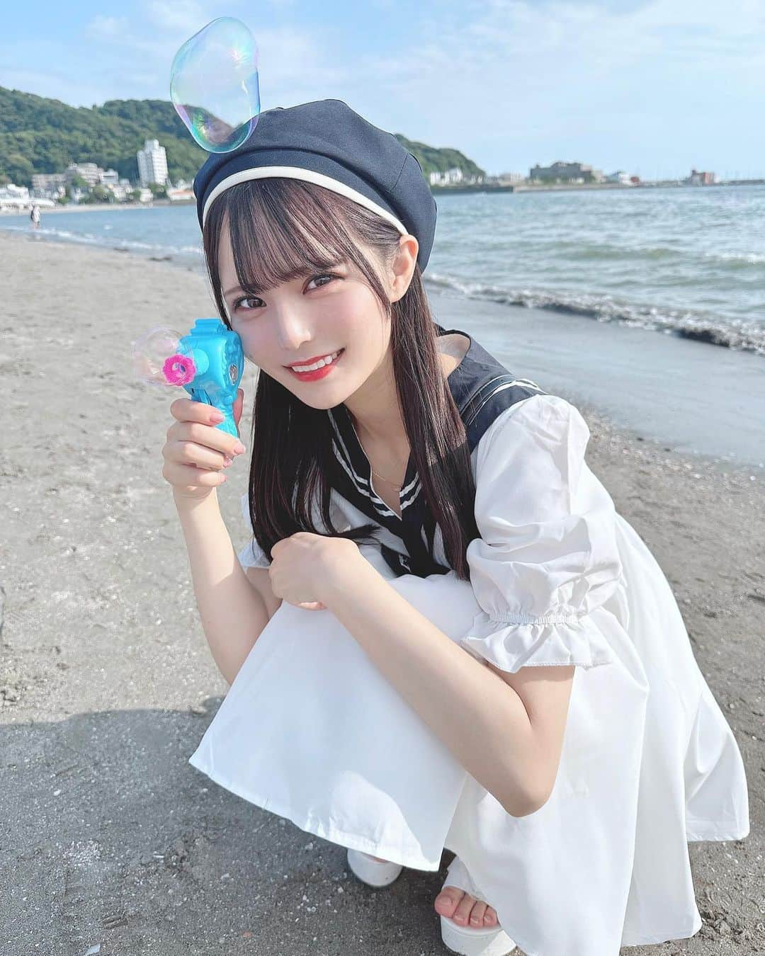 桜井ひかるさんのインスタグラム写真 - (桜井ひかるInstagram)「夏のはじまり🫧  初めて逗子におでかけしてきた！ 美味しいラーメン食べたり、 海でシャボン玉したり、 楽しい休日だったよ〜૮ . ̫ .｡ ა  写真たくさん撮ったから たくさん載せる〜🤍 何枚目が好きかコメントしてくれたら とっても嬉しいなの気持ち💭  今年の夏は夏らしいこと たくさんしたいなあ〜🎐  #夏#逗子#逗子海岸#海岸#海#海水浴場#江ノ島#fint#セーラー#セーラー服#ベレー帽#江ノ島海岸#シャボン玉」6月20日 22時32分 - hikarunroll_