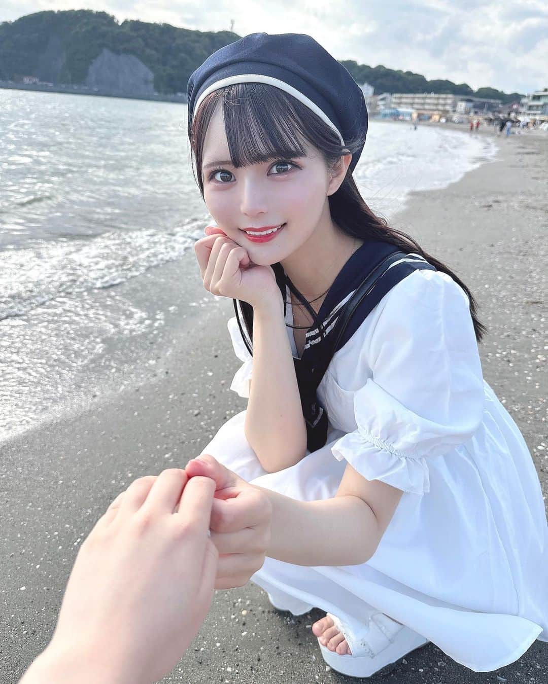 桜井ひかるさんのインスタグラム写真 - (桜井ひかるInstagram)「夏のはじまり🫧  初めて逗子におでかけしてきた！ 美味しいラーメン食べたり、 海でシャボン玉したり、 楽しい休日だったよ〜૮ . ̫ .｡ ა  写真たくさん撮ったから たくさん載せる〜🤍 何枚目が好きかコメントしてくれたら とっても嬉しいなの気持ち💭  今年の夏は夏らしいこと たくさんしたいなあ〜🎐  #夏#逗子#逗子海岸#海岸#海#海水浴場#江ノ島#fint#セーラー#セーラー服#ベレー帽#江ノ島海岸#シャボン玉」6月20日 22時32分 - hikarunroll_