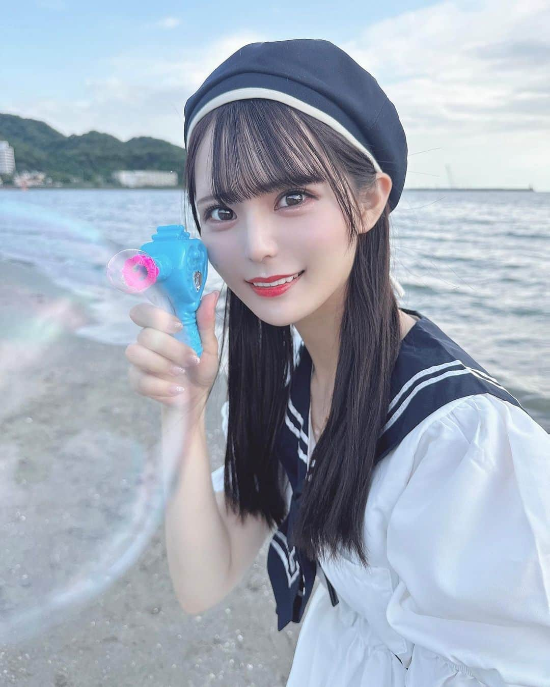 桜井ひかるさんのインスタグラム写真 - (桜井ひかるInstagram)「夏のはじまり🫧  初めて逗子におでかけしてきた！ 美味しいラーメン食べたり、 海でシャボン玉したり、 楽しい休日だったよ〜૮ . ̫ .｡ ა  写真たくさん撮ったから たくさん載せる〜🤍 何枚目が好きかコメントしてくれたら とっても嬉しいなの気持ち💭  今年の夏は夏らしいこと たくさんしたいなあ〜🎐  #夏#逗子#逗子海岸#海岸#海#海水浴場#江ノ島#fint#セーラー#セーラー服#ベレー帽#江ノ島海岸#シャボン玉」6月20日 22時32分 - hikarunroll_