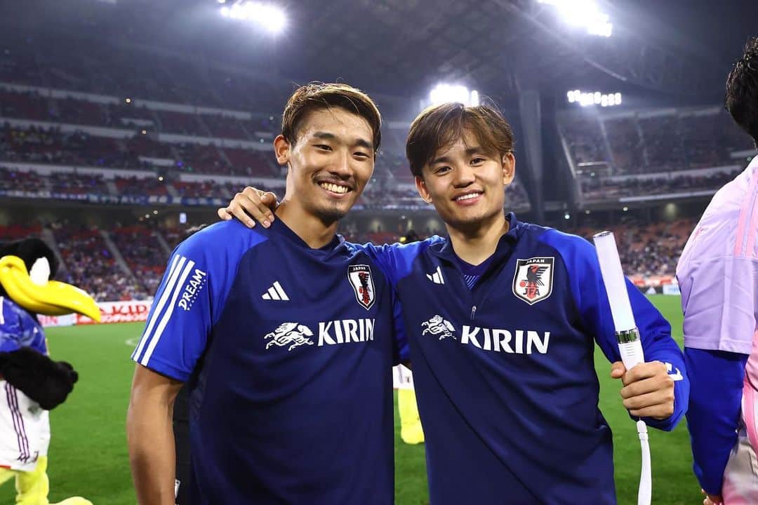 のインスタグラム：「22/23 シーズン終了❗️ 一年間応援ありがとうございました😊 しっかり休んでまた来シーズンも🔥🔥  22/23 se acabo. Gracias por el apoyo durante toda la temporada🙌 A cargar pilas y a por otra temporada🔥  #守田英正  #久保建英 #bro」