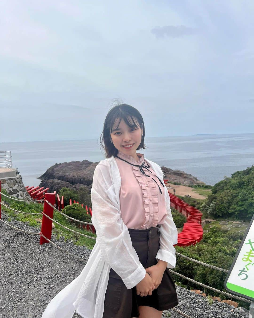 横山キラのインスタグラム：「きらの旅行記録  ✈️山口旅行編✈️  行ったことない県全制覇する！という目標があり、山口県行ったこと無かったので行ってみました✨️  📍元乃隅神社 鳥居工事中で中はいれなかったのが残念😭 でも奥の崖に登ることができ、海の絶景を肌で感じました🌊  📍角島プリン 思った以上に濃厚で最高でした🥚 他の味も食べてみたかった、、、🤤  📍角島大橋 ここ車でドライブして通るだけで楽しい！ 角島にある、角島灯台もよかったです♡  📍秋芳洞 洞窟内歩くだけで色々な自然のアートと出会えました！ まるで異世界に来たようでした、、、🥹  📍ふぐ料理 ふぐのお刺身を山口県の地酒といただきました🥂𓈒𓏸︎︎︎︎  📍道の駅おふく 空港までの道のりでたまたま見つけた道の駅😊 足湯で旅の疲れが取れました♨️  📍元祖瓦そば たかせ 山口名物瓦そば♡ 最後の方麺がパリパリして美味しかったです🤤   #山口観光  #山口グルメ  #山口ドライブ  #元乃隅神社  #角島プリン  #角島大橋  #角島 #秋芳洞  #ふぐ  #ふぐ刺し  #瓦そば  #道の駅おふく  #足湯♨️ #瓦そばたかせ  #旅行好きな人と繋がりたい  #旅行記」