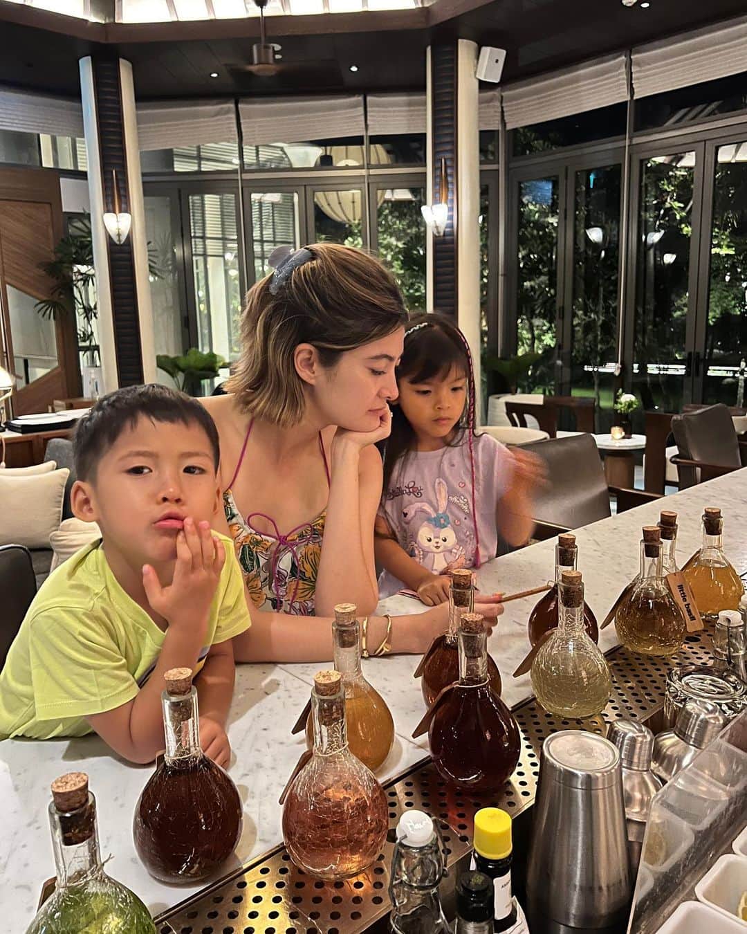 マギー・ラースリー・バーレンシエガーのインスタグラム：「My night out gang 🍸 เพื่อนเมาน้ำเปล่าบอกเดินไม่ไหว 😅」