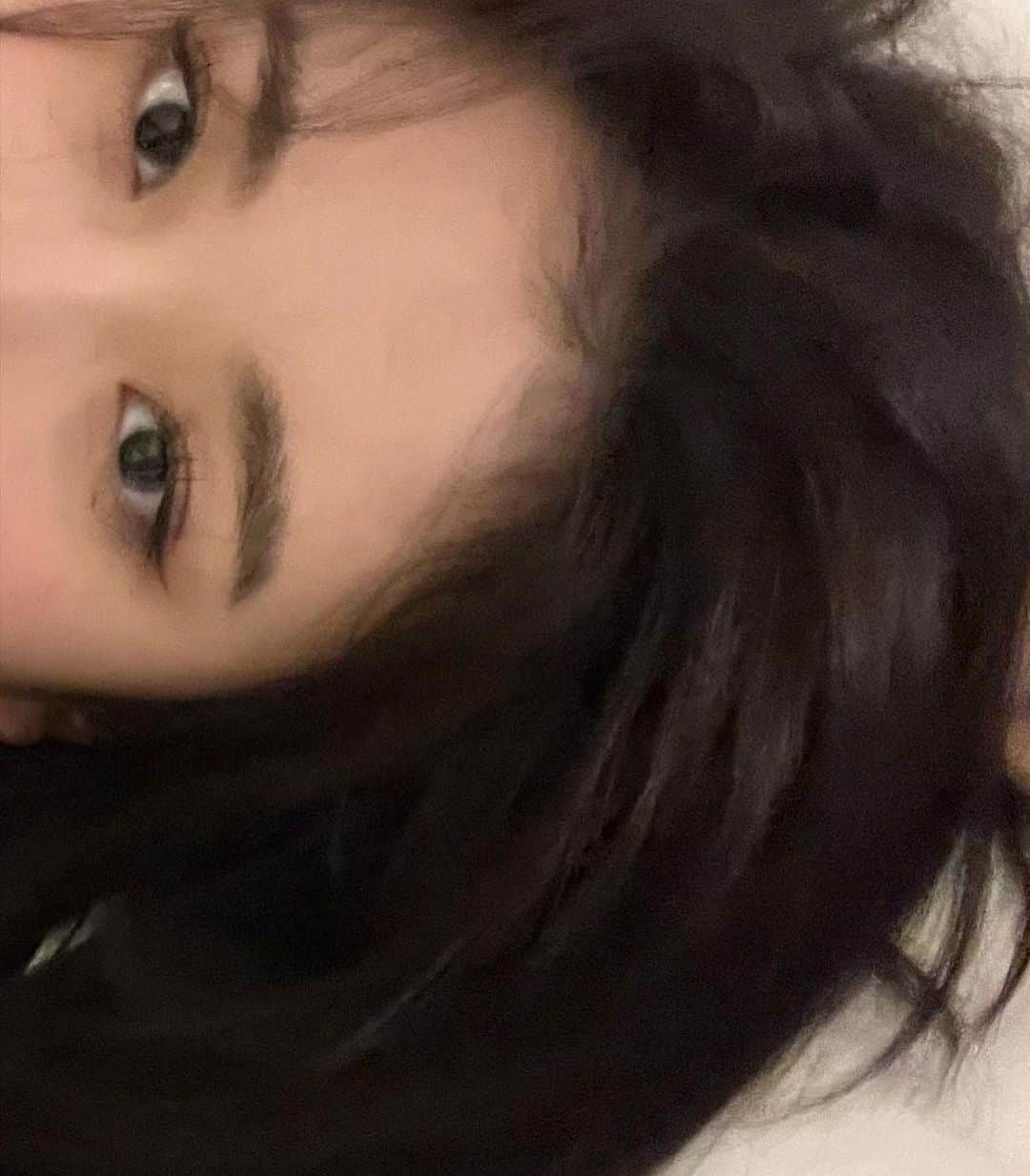 イェリンのインスタグラム：「투어가 끝나고 한국에 도착하니 왠지 내일도 공연해야할 것 같은 기분이 드네요. 무려 한달 가까이 곁에서 지켜주신 저의 최고요원분들 감사합니다.   우주최고 재키감독님, 정실감독님, 효진감독님, 원철님, 카닛님, 마이가디언 성민팀장님, 정말 많은걸 고생해준 성문오빠, 내 새짝꿍 동훈오빠, 나의 달님, 형준, 죠니, 치헌, 형석, 감사했습니다! (오지 못했지만 악기로 소리 더 해준 기훈오빠도 @mangwon_for_garlic)  팬분들께도 정말 감사했어요.  Big Thanks to everyone who helped and supported me during this tour! I really appreciate it xx🩵 and my fans, hope to see you again soon!   Love, Yerin.」