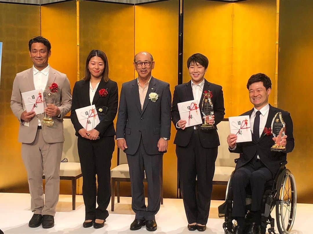 山口茜のインスタグラム：「..  米山稔賞🏆  ヨネックススポーツ振興財団様より米山稔賞をいただきました。 名誉ある賞を錚々たる受賞者の方々と共にいただきとても光栄に思います。 引き続きサポートをいただきながら精進していきます。  #YONEX」