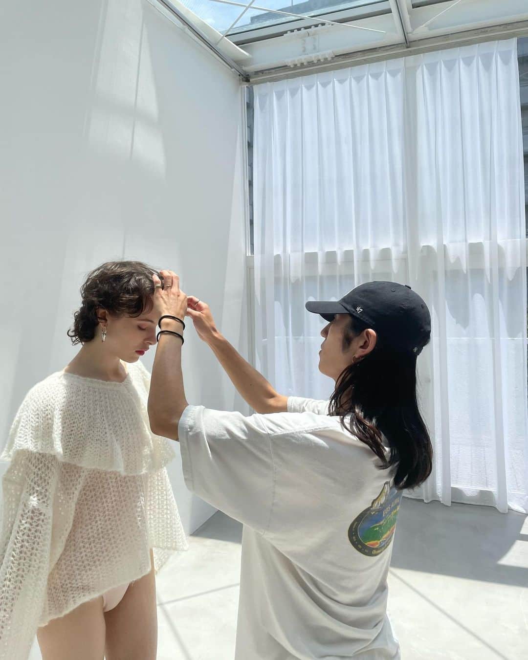 簑島三佳さんのインスタグラム写真 - (簑島三佳Instagram)「2023autumn collection shooting  backyard📸  model  @kinga.kinowska  @nene147  photograph  @marisatakesokphotos  hairmake  @kenji_hairmake  styling me  この日もとてもとても楽しかった♡  #biglove @honeymihoney_official  #HONEYMIHONEY @maison.ellie_official  #MAISONELLIE #ゆめちゃんの表情お気に入り♡」6月20日 22時40分 - minoshimamika