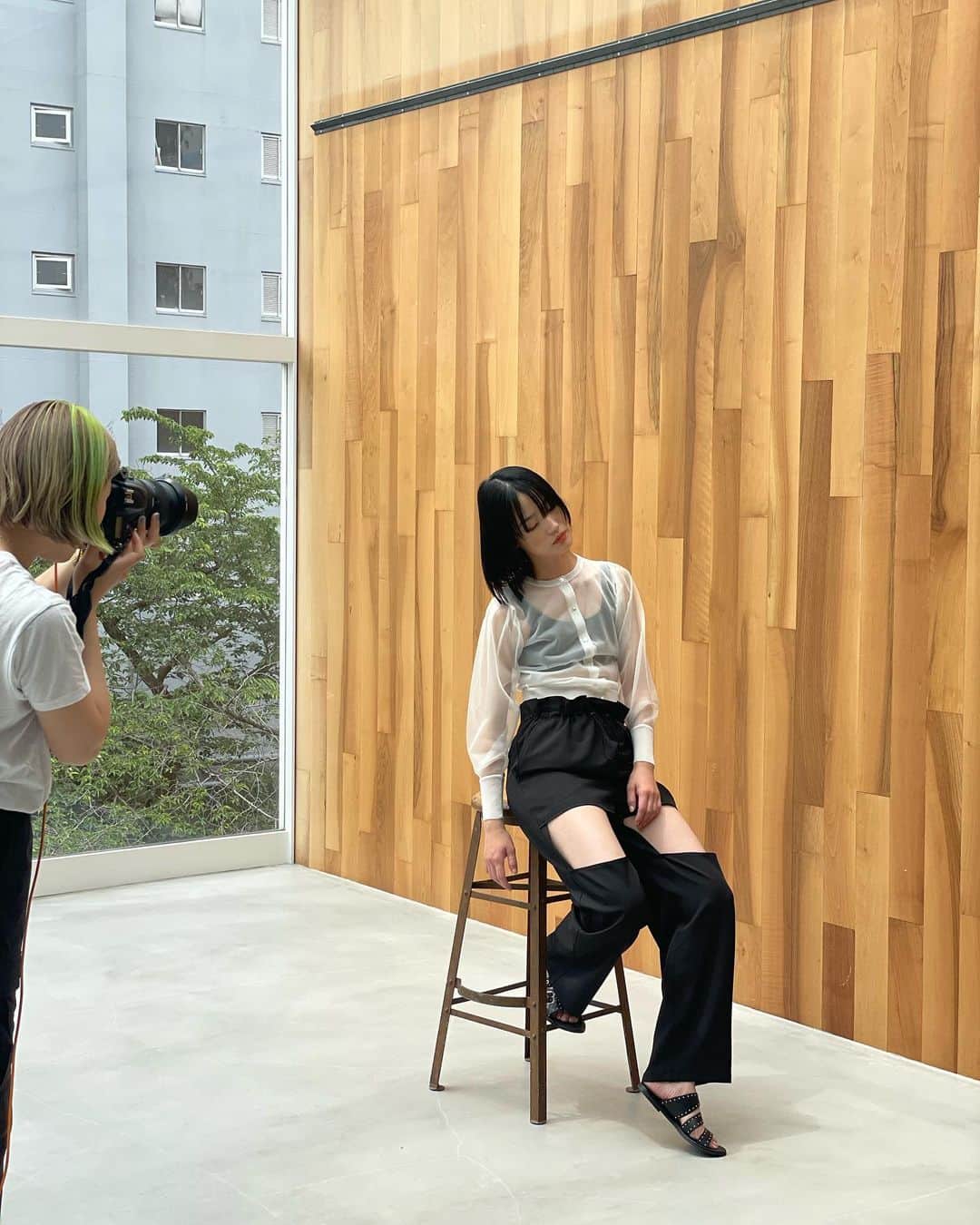 簑島三佳さんのインスタグラム写真 - (簑島三佳Instagram)「2023autumn collection shooting  backyard📸  model  @kinga.kinowska  @nene147  photograph  @marisatakesokphotos  hairmake  @kenji_hairmake  styling me  この日もとてもとても楽しかった♡  #biglove @honeymihoney_official  #HONEYMIHONEY @maison.ellie_official  #MAISONELLIE #ゆめちゃんの表情お気に入り♡」6月20日 22時40分 - minoshimamika