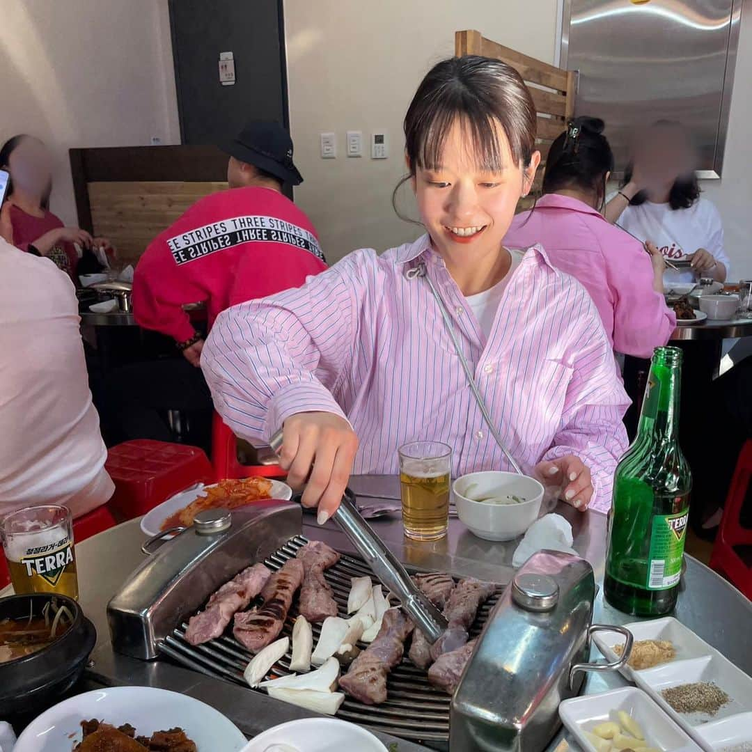 ゆうりのインスタグラム：「韓国料理🇰🇷 鍾路3街飲み歩き編  はぁ、やっぱり私のホームは 鍾路3街だなって思わせてくれた...  次は絶対もうクレタケソウに泊まるし ここのエリアをなぞりまくる。  ポチャで飲んでたら 現地の仲良し素敵大人なカップルに 声をかけてもらって二次会一緒に飲むことに🥲  ちょっとしたトラブルにあったことをそのカップルに話したら  「今日のいい記憶だけ持って帰るんだよ〜☺️💓」 って言ってくれて私はほんとに 韓国が好きだと心から思えた日でした。  そのあとはほぼ泥酔してみきと 喧嘩しながら飲み直しました😮‍💨  まえの伝説のライブ配信での様子を現在絶賛編集中笑  ぜひ、よろしくお願いします笑  📍味カルメギサルの注意点 平日の17時ごろにいってもうほぼ満席だったので ほんとに早めに行くのをお勧めします🥹 (なんで韓国の人たちこんな平日にも元気に飲んでるの？マジで好き)  #韓国旅行 #鍾路3街 #鍾路3街グルメ #味カルメギサル #このカルメギサルが一番うまい #最初お店のおじさんおばさん怖かったけど #果敢に話しかけたら #めっちゃ優しかった #そのツンデレ多すぎるだろ韓国 #でもめっちゃ好きです #カムサハムニダ」