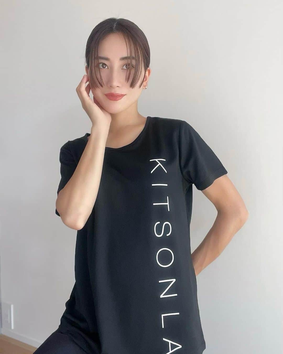 Ayaさんのインスタグラム写真 - (AyaInstagram)「kitsonのTシャツが 6/21に全国のしまむらで発売されます🥰🙌  お値段が500円という安さにびっくり！ サラッとしていて着心地の良さ💯 他の柄もあるのでチェックしてみてね🖤💗  #しまむら#しまパト#70周年企画#kitson#PR」6月20日 22時41分 - aya__fit