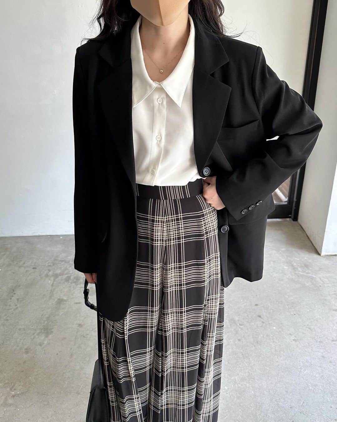 のインスタグラム：「待ち望んだ秋冬の予約が始まります、、、！！😭🤍🤍(可愛すぎて震えています)  AWの立ち上がりなので、 今回の予約会は新作ざくざくです♡  綺麗見えのジャケットは 秋のマストバイアイテム。 程よくゆるり、 こなれた印象がたまらない 秋の必需品です。 ㅤㅤㅤㅤㅤㅤㅤㅤㅤㅤㅤㅤㅤ ㅤㅤㅤㅤㅤㅤㅤㅤㅤㅤㅤㅤㅤ レディにもハンサムにも寄せられて 小柄さんでも「着られてる」ではなく 「あえてオーバーサイズ」に見える 絶妙バランス♡  オーバーサイズのジャケットって 普通に買うと大きすぎて お父さんのを借りたような シルエットになっていたので 理想が作れて嬉しいです😭😭 (今までのnairoのジャケットの中で 1番サイズ感ゆったりめ)  ㅤㅤㅤㅤㅤㅤㅤㅤㅤㅤㅤㅤㅤ ちなみに同生地で ロングパンツ、スカート ハーフパンツをセットアップでご用意してます ボトムが豊富、しかもどれも 印象がらりと変わるので 1週間コーデできちゃう優秀さ😹♡  そしてそこに合わせたいのが チェックのブラウス＆スカート ふんわりシフォン生地と細いチェックが まさに秋、、、🍁😭♡  上下合わせるとワンピース見えして 清楚、上品 なんて言葉が似合う佇まいに。 そこにさらにジャケットを合わせる コーデがもう本当にお気に入りなのですが 皆様何枚目がお好きでしょう……🫶🏻🫶🏻  それぞれ、カラー展開があるので 色んな着方を楽しんでいただけます 撮影でも既にときめきがとまりませんでした♡  ㅤㅤㅤㅤㅤㅤㅤㅤㅤㅤㅤㅤㅤ インスタライブは22日(木)21:00📹✨ ぜひいらしてくださいね☺️❤︎  nairo autumn&winter 予約会 【6/23(金)〜6/28(水)】 ㅤㅤㅤㅤㅤㅤㅤㅤㅤㅤㅤㅤㅤ ㅤㅤㅤㅤㅤㅤㅤㅤㅤㅤㅤㅤㅤ #nairo_mag #秋コーデ#秋服コーデ #シンプルコーデ #オーバーサイズ #ジャケットコーデ #モノトーンコーデ」