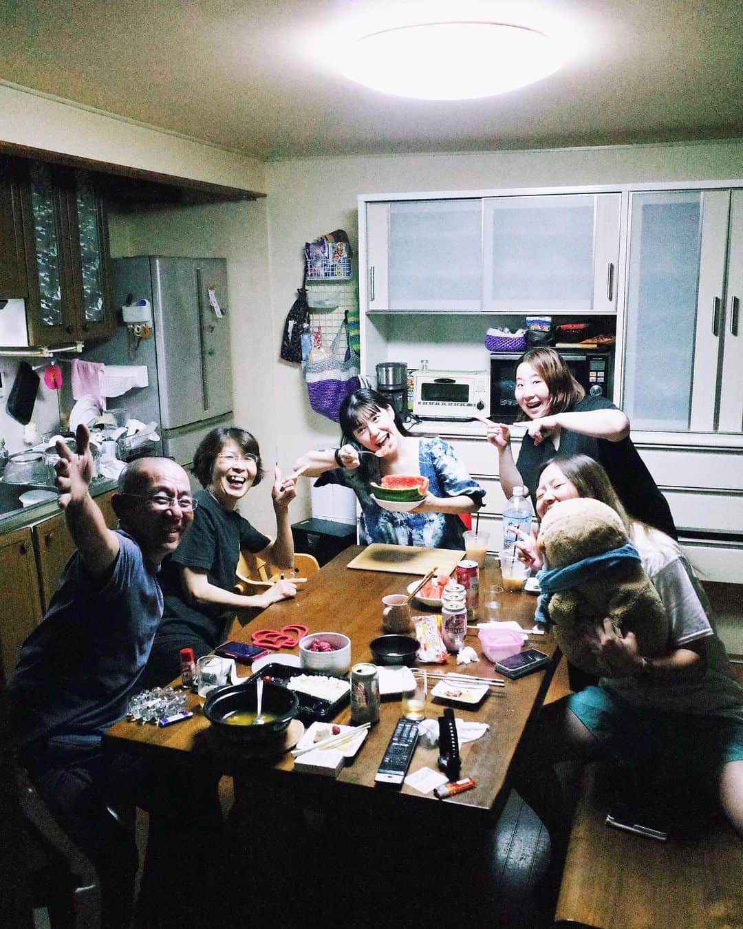 永原真夏さんのインスタグラム写真 - (永原真夏Instagram)「梅紀行は続きます🏔 梅を収穫したあと、手作業で傷やサイズなどを仕分けるのだけれど、農薬の有無で表情が変わったり、採る山によってサイズが変わったり、不思議なものだなあと思いながらせっせとお手伝い。採れたての梅は何度嗅いでも甘くていい匂い。 そして仕分けの道何十年のお母さんやおばあちゃんは作業がびっくりするほど速い。速すぎて動体視力が追いつかない。そして1日やっただけで達人の域に到達しそうなありり。を、横目に2日目もまた15時には爆睡してしまったもやしっ子のわたくし。  夜は山本家にスイカを半玉頂いて、飲み食いしながら団欒。農園長の山本康雄さん（通称やっさん）の推し曲は「青い空」と「アポロ」だそうです。」6月20日 22時46分 - suika1ban