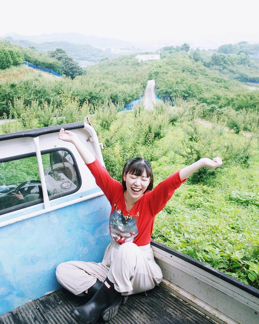 永原真夏のインスタグラム：「梅紀行は続きます🏔 梅を収穫したあと、手作業で傷やサイズなどを仕分けるのだけれど、農薬の有無で表情が変わったり、採る山によってサイズが変わったり、不思議なものだなあと思いながらせっせとお手伝い。採れたての梅は何度嗅いでも甘くていい匂い。 そして仕分けの道何十年のお母さんやおばあちゃんは作業がびっくりするほど速い。速すぎて動体視力が追いつかない。そして1日やっただけで達人の域に到達しそうなありり。を、横目に2日目もまた15時には爆睡してしまったもやしっ子のわたくし。  夜は山本家にスイカを半玉頂いて、飲み食いしながら団欒。農園長の山本康雄さん（通称やっさん）の推し曲は「青い空」と「アポロ」だそうです。」