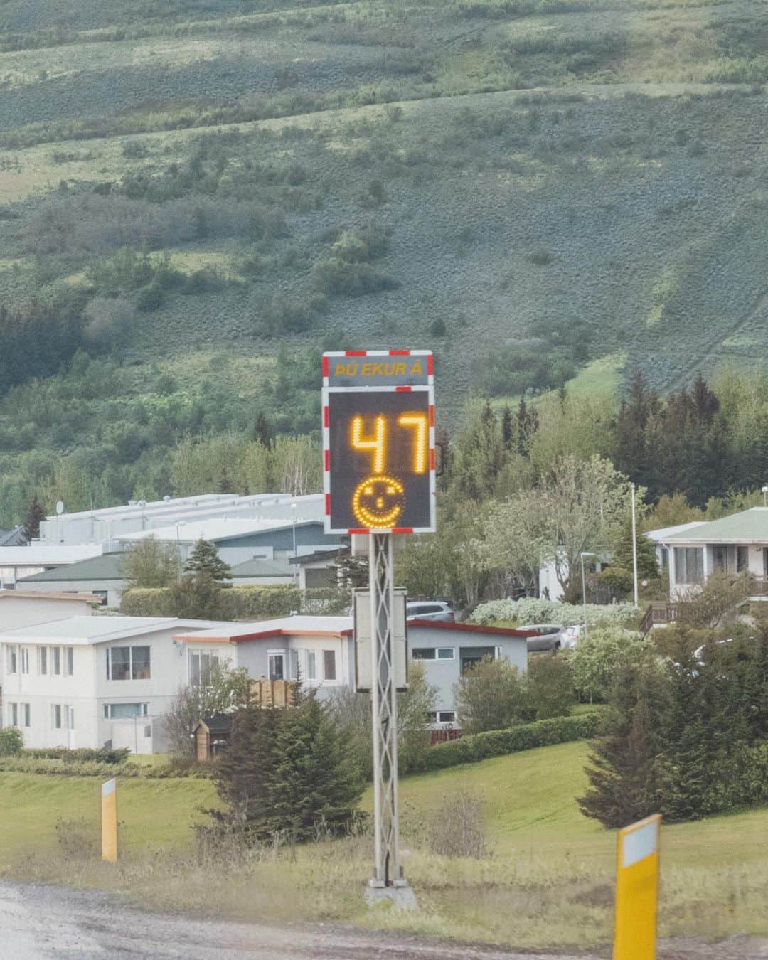 Y U R I Eさんのインスタグラム写真 - (Y U R I EInstagram)「アイスランドの街で見つけたあそび心🤹🏻‍♀️🥁  1  都市アークレイリの信号 2 行ってらっしゃいの看板 3 速度を守るとスマイルサイン☺︎ 4 バスタブに入ったお花 5 オットマン付きのベンチ 6カラフルな住宅街 （ミントグリーン見つけた☺️）  #ICELAND #アイスランド」6月20日 22時46分 - yuriexx67