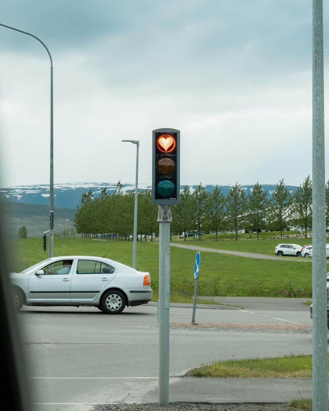 Y U R I Eのインスタグラム：「アイスランドの街で見つけたあそび心🤹🏻‍♀️🥁  1  都市アークレイリの信号 2 行ってらっしゃいの看板 3 速度を守るとスマイルサイン☺︎ 4 バスタブに入ったお花 5 オットマン付きのベンチ 6カラフルな住宅街 （ミントグリーン見つけた☺️）  #ICELAND #アイスランド」